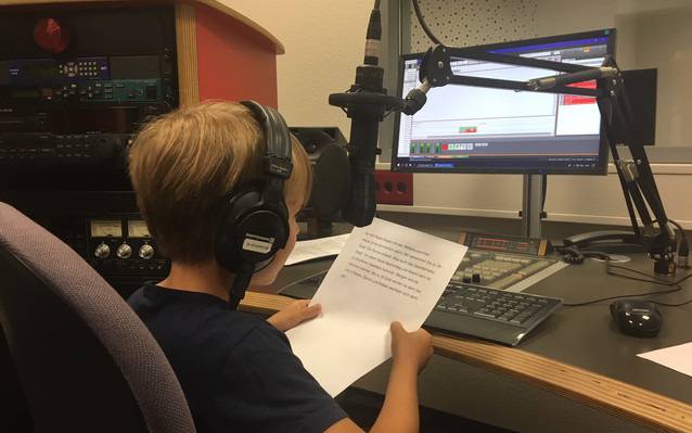Angela Hecker von Radio Essen führt Familien durch den Sender