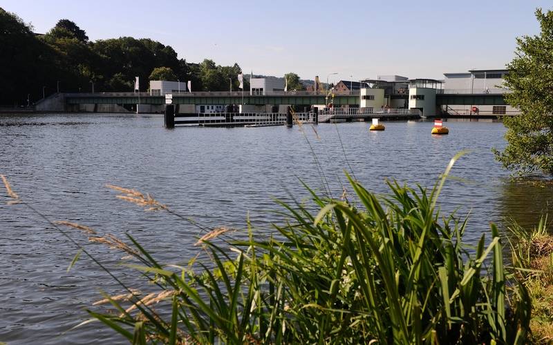 Wasserkraftwerk von RWE am Baldeneysee, es verbindet die Ufer von Bredeney und Werden