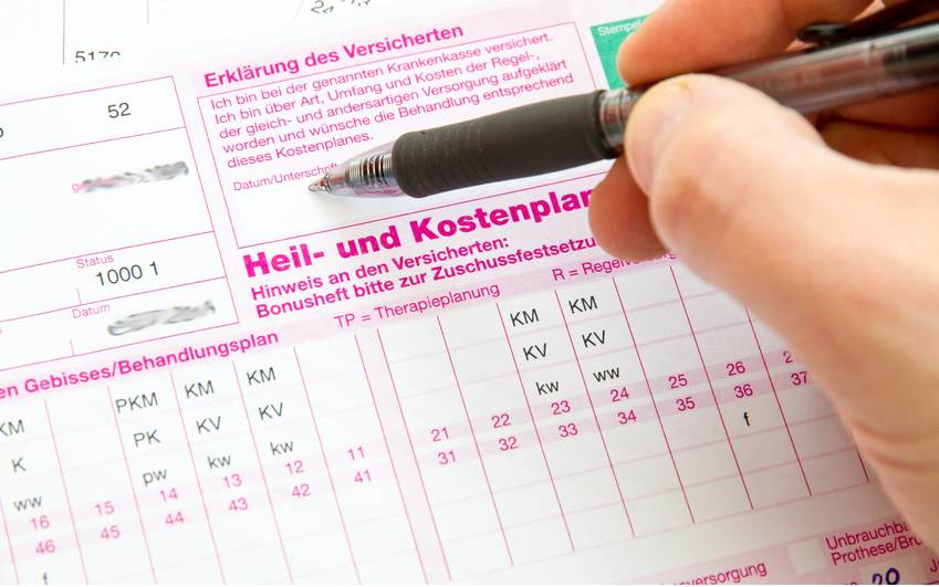 Mann beim Unterschreiben des Heil- und Kostenplanes