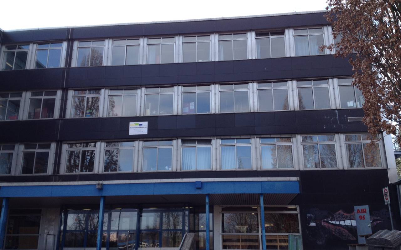 Nord-Ost-Gymnasium im Nordviertel, vielleicht auch Altenessen und Stoppenberg. Wir einigen uns auf Altenessen. Das ist aber nicht meine Meinung :D!!