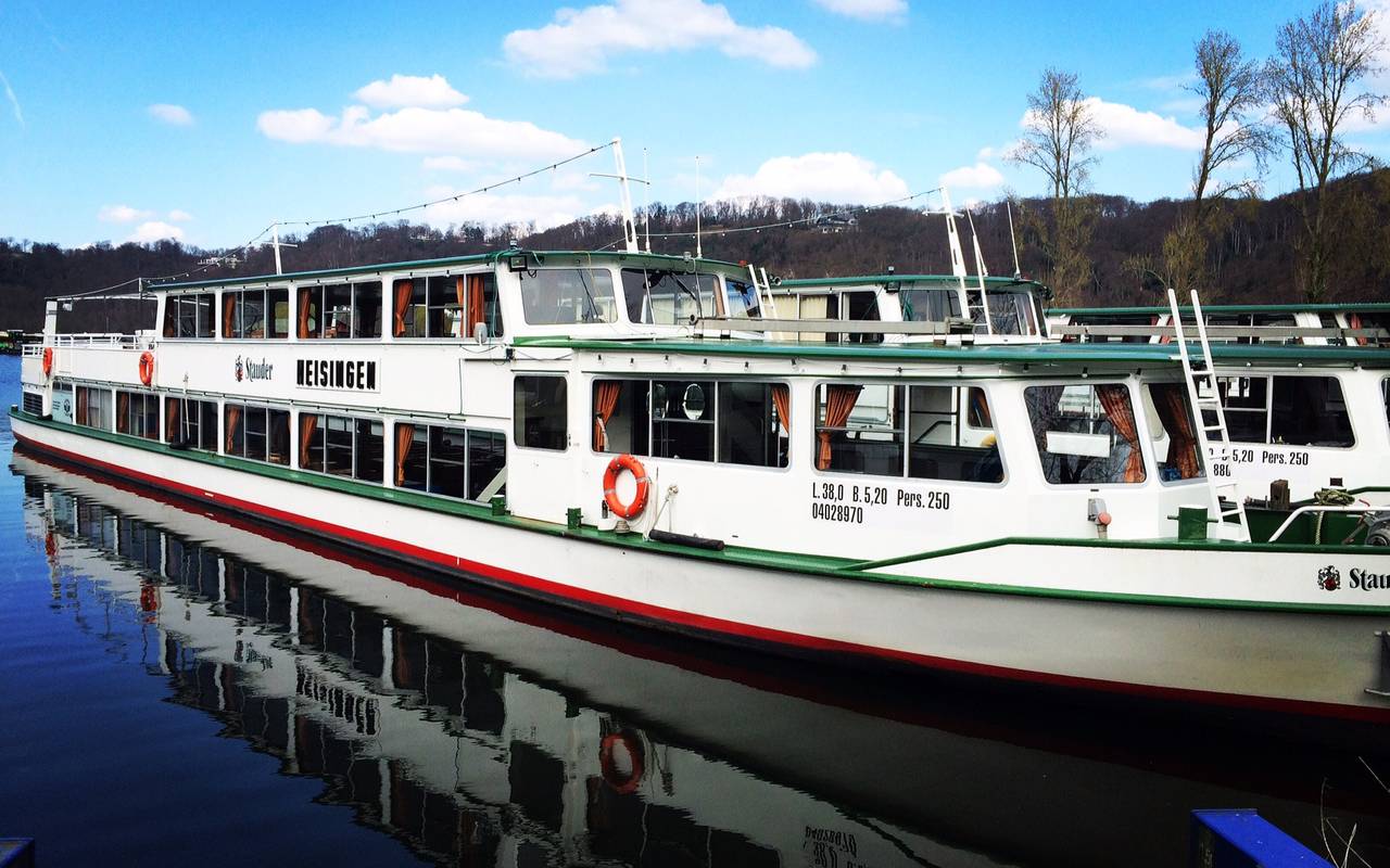Ein Schiff der Weißen Flotte auf dem Baldeneysee
