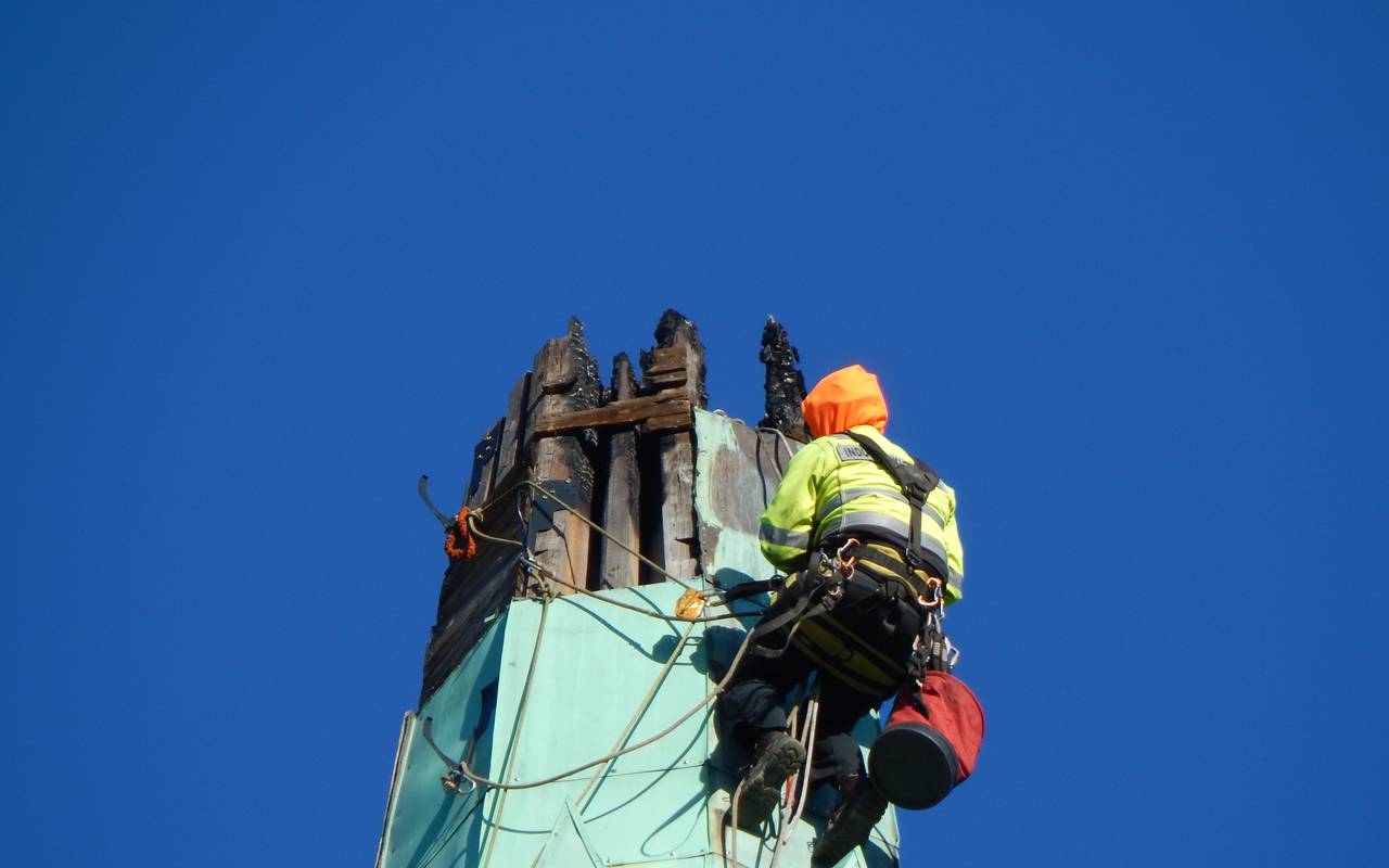 ST Hubertuskirche in Bergerhausen. Arbeiten am ausgebrannten Kirchturm.
FB nur mit Quellangabe