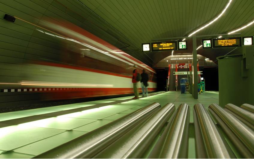 An dieser U-Bahn-Station fährt gerade eine Bahn an (Symbolbild).