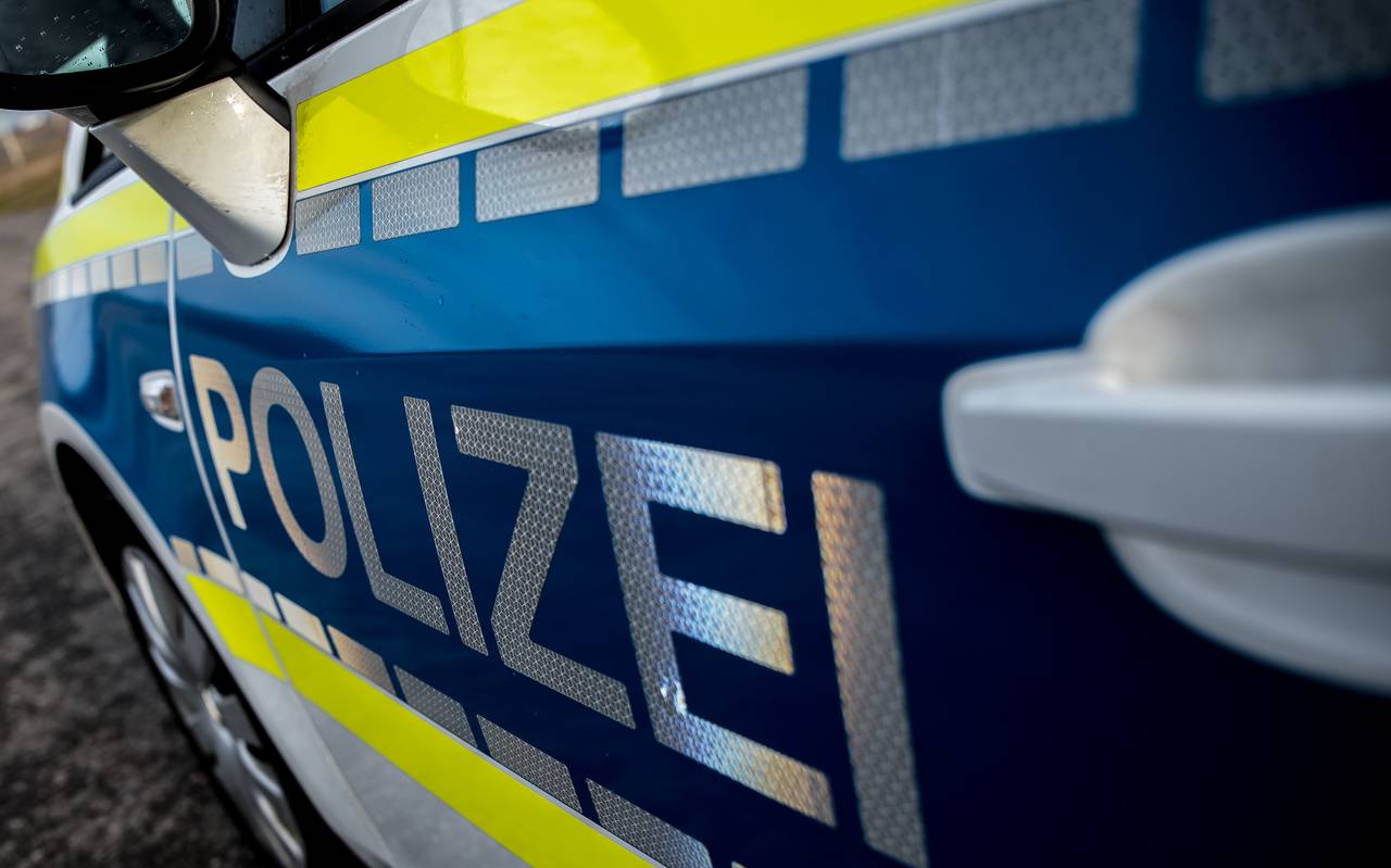 Ein Einsatzwagen der Polizei (Symbolbild). Bei Verwendung in Social Media muss die Bildquelle am Bild genannt werden; bei Verwendung als Nachrichtenbild spielt das System diese automatisch mit aus.