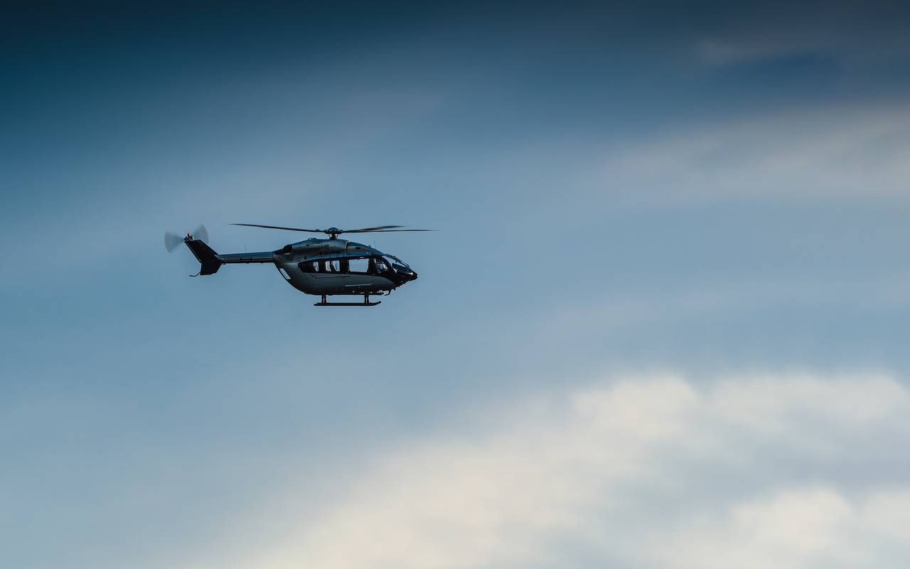 Hubschrauber vor blauem Himmel. 
Bei Verwendung in Social Media muss die Bildquelle am Bild genannt werden; bei Verwendung als Nachrichtenbild spielt das System diese automatisch mit aus.