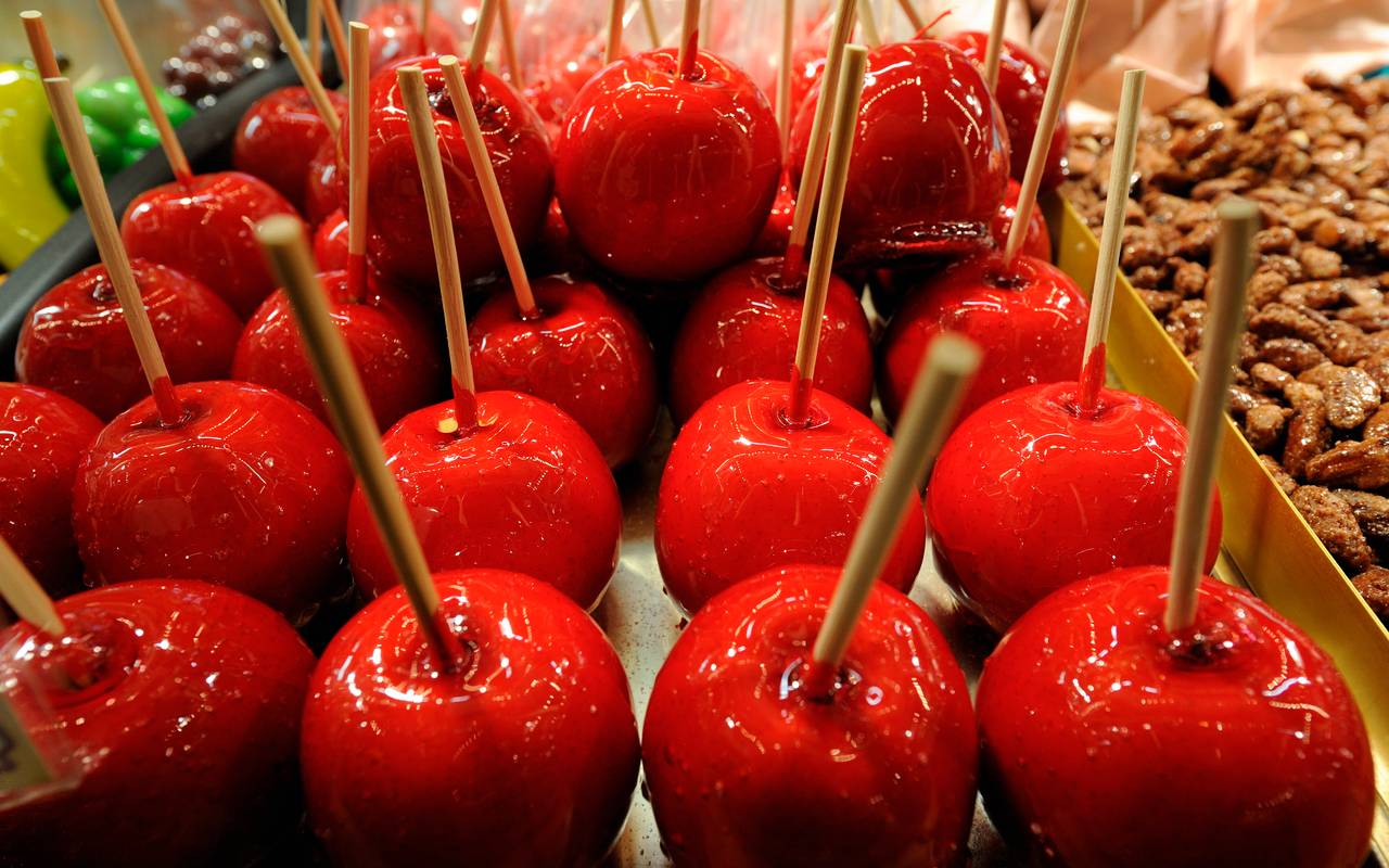 Der Bochumer Weihnachtsmarkt eröffnete am Donnerstag, 18. November 2010. Kandiertes Obst gehört zum Weihnachtsfest.