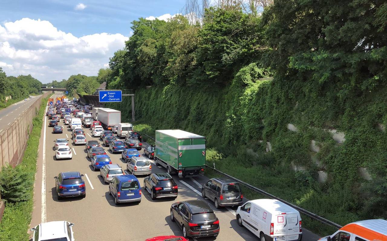 Stau auf der A40 Blick von der Brücke Wittenbergstraße
