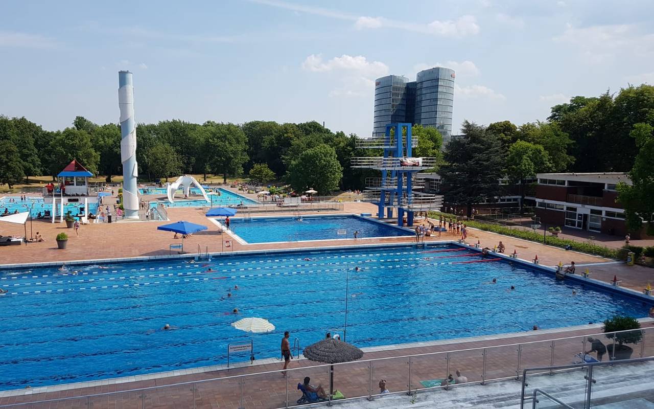 Das Grugabad mit großem Schwimmbecken