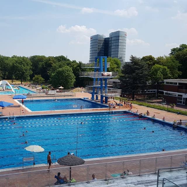 Das Grugabad mit großem Schwimmbecken