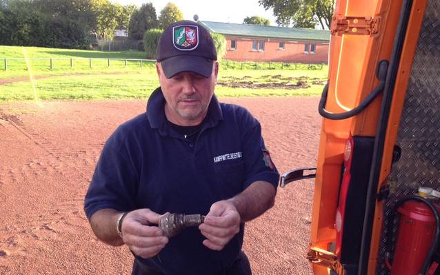 Ehemaliger Bomben-Entschärfer Peter Giesecke vom Kampfmittelräumdienst mit einem Bomben-Zünder in der Hand.