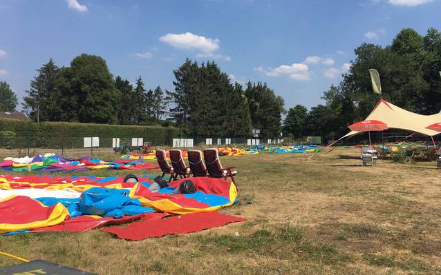 Hüpfburgen ohne Luft liegen zusammengesunken auf einer Wiese am Flughafen Essen/Mülheim in Haarzopf