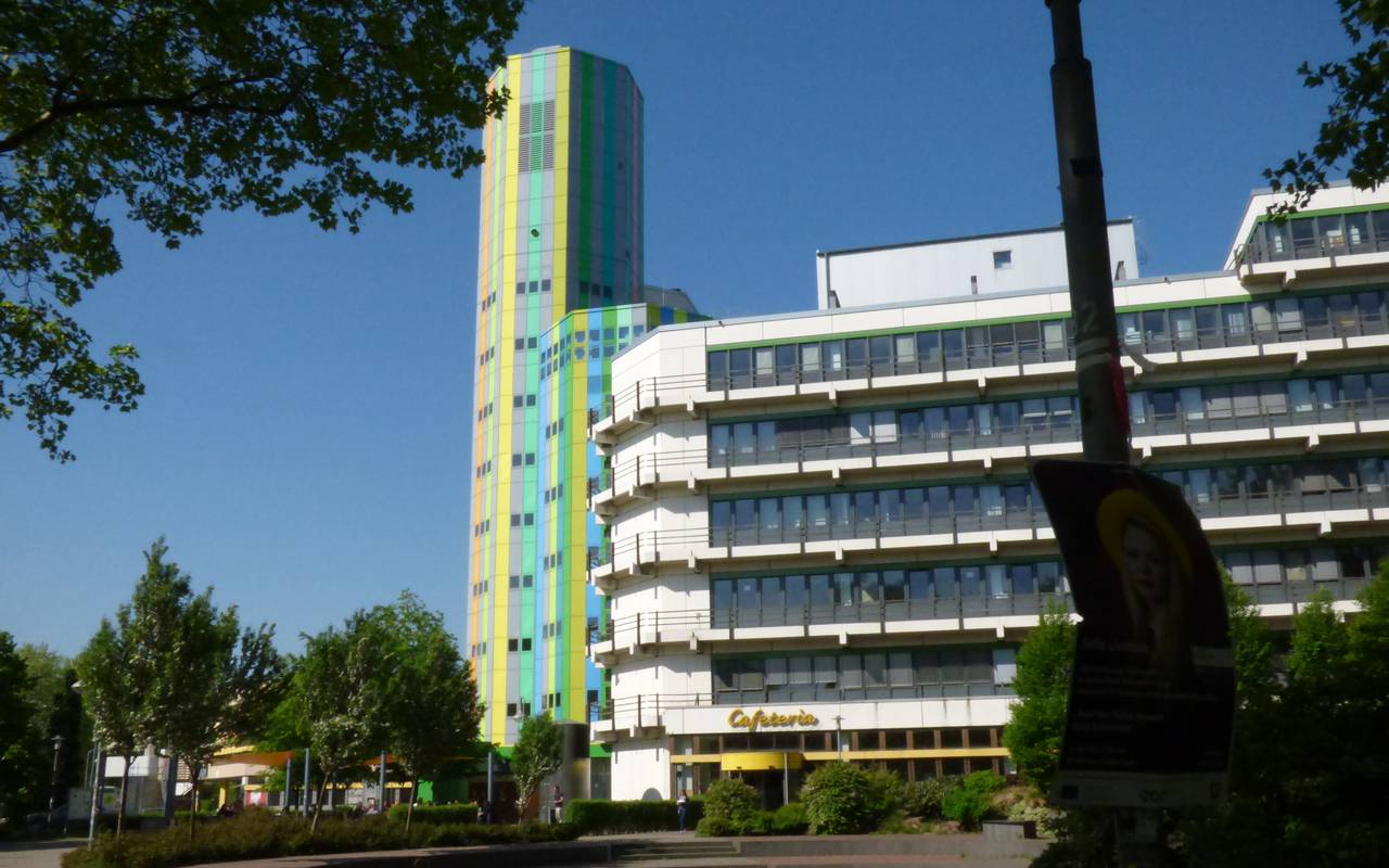 Campus Essen der Uni Duisburg-Essen mit den bunten Türmen zwischen den Gebäuden.