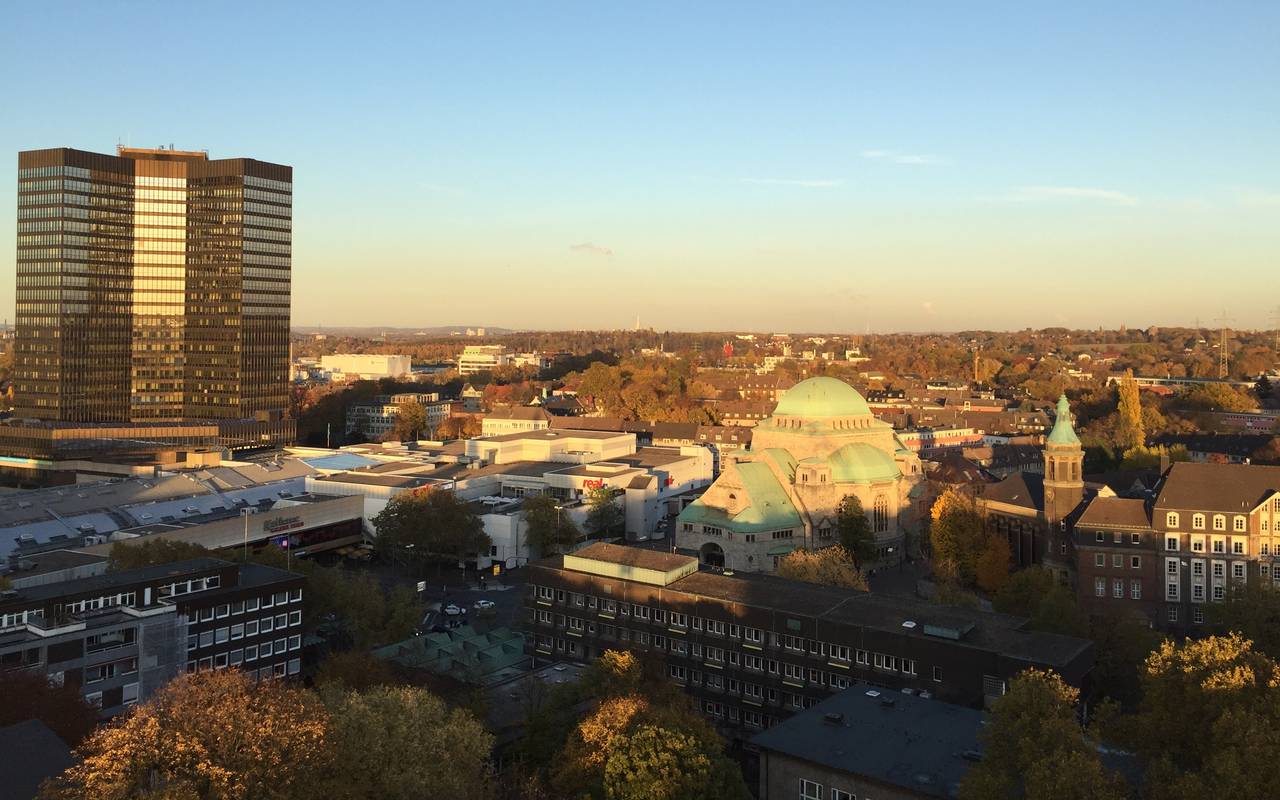 Blick über die Stadt Essen im Sonnenuntergang mit dem großen Rathaus und der Synagoge