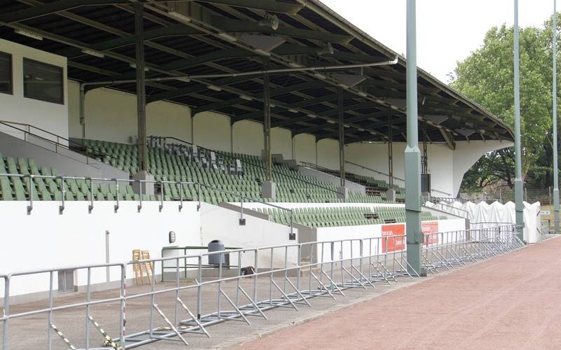 Die Tribüne und ein Teil des Ascheplatzes vom Uhlenkrugstadion im Essener Stadtteil Stadtwald