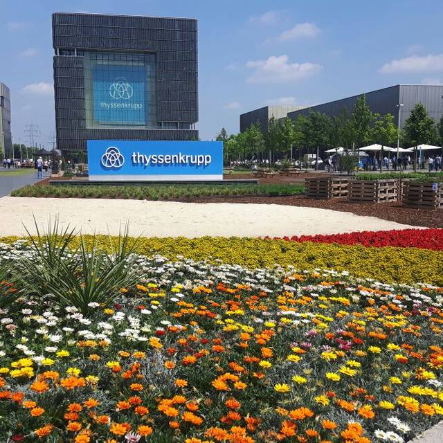 Das gläserne Würfelgebäude von Thyssen-Krupp im Essener Westviertel.