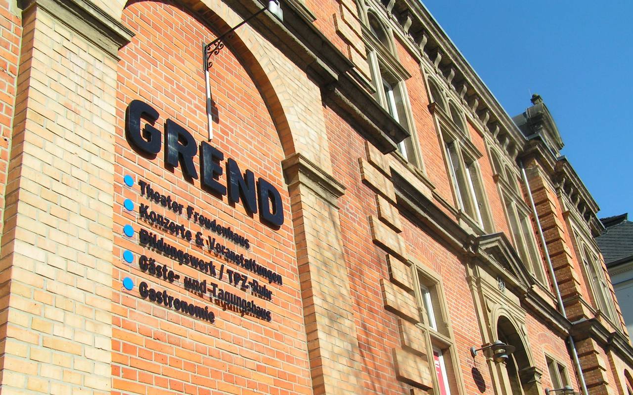 Das rote Backsteingebäude mit der Aufschrift "Grend" in Essen Steele.