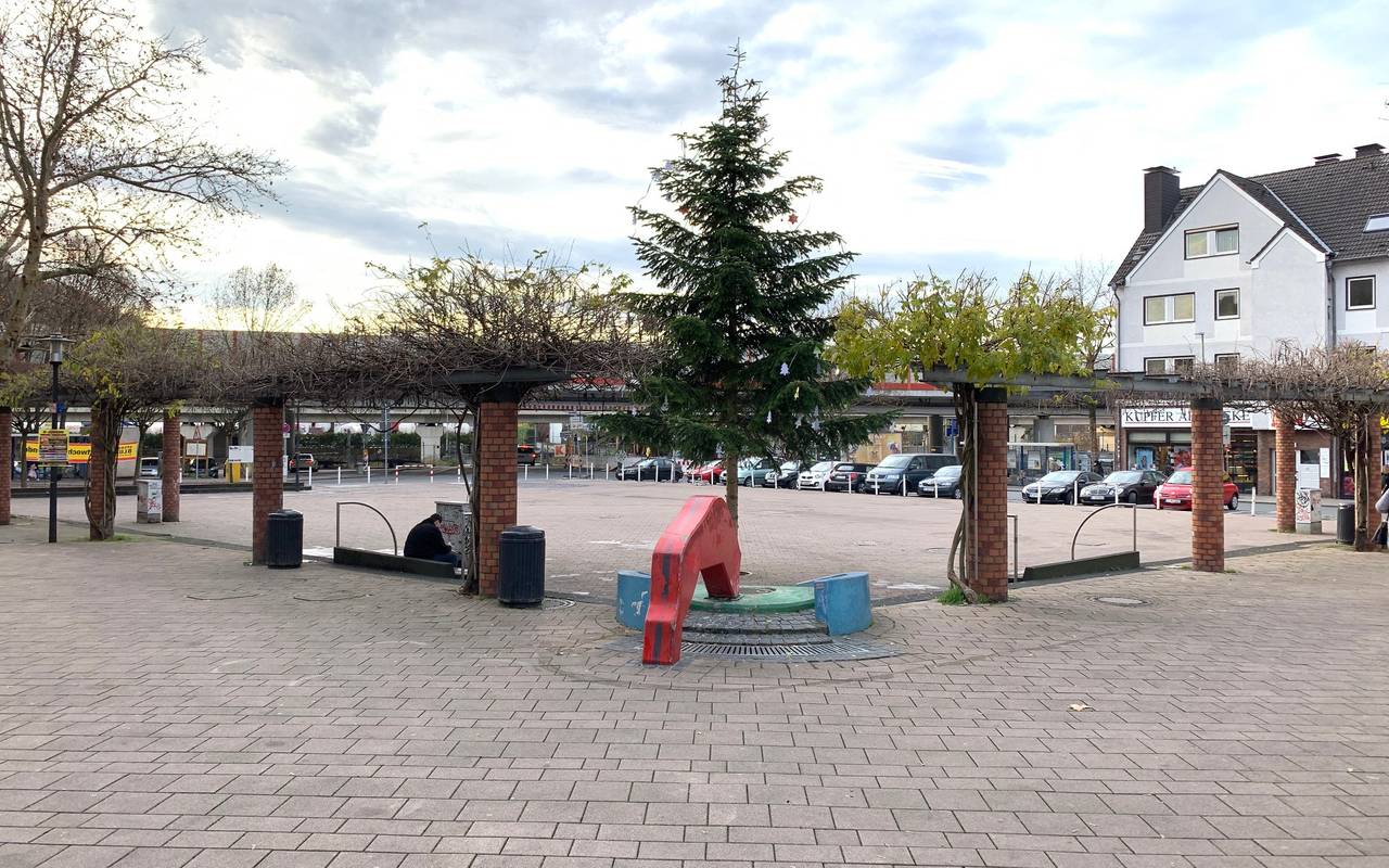 Ein Viereckiger Marktplatz vor einer Autobahnbrücke am Kupferdreher Bahnhof.