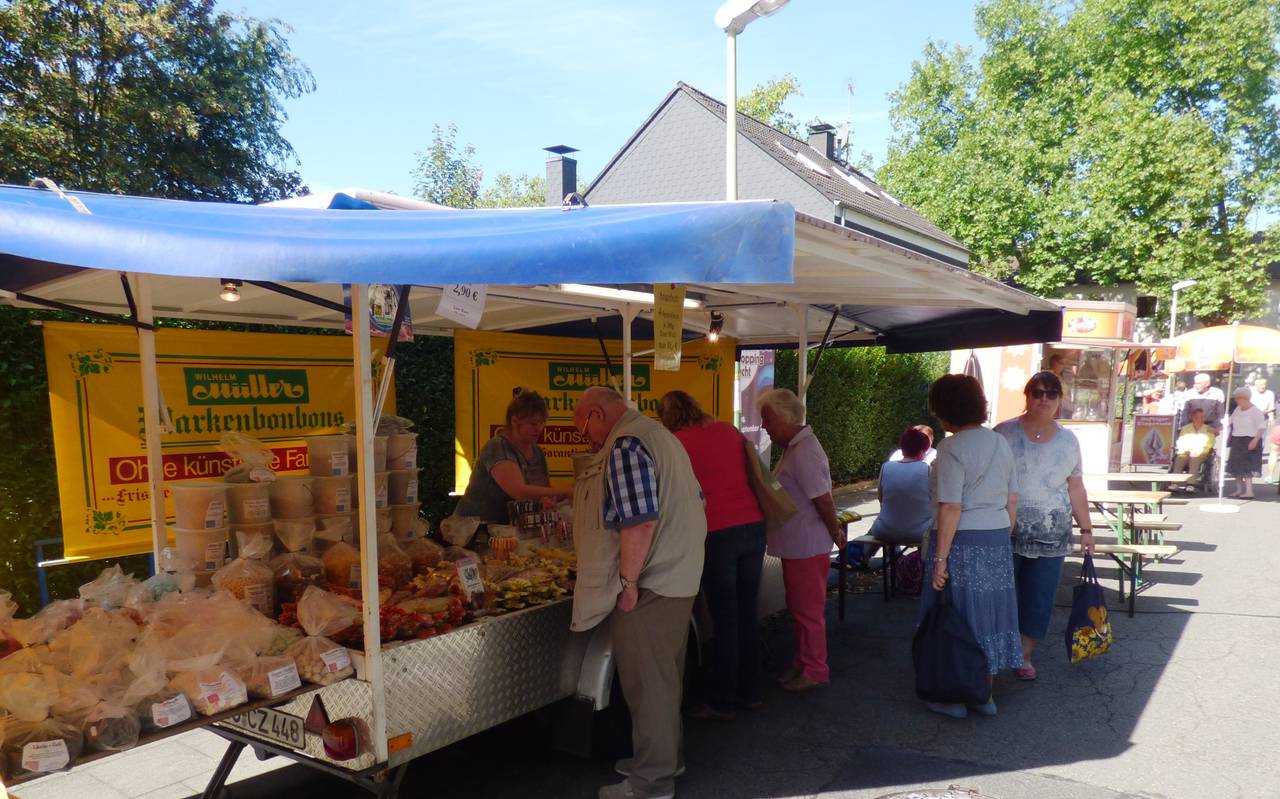 Marktstand in Essen Frintrop mit Kunden