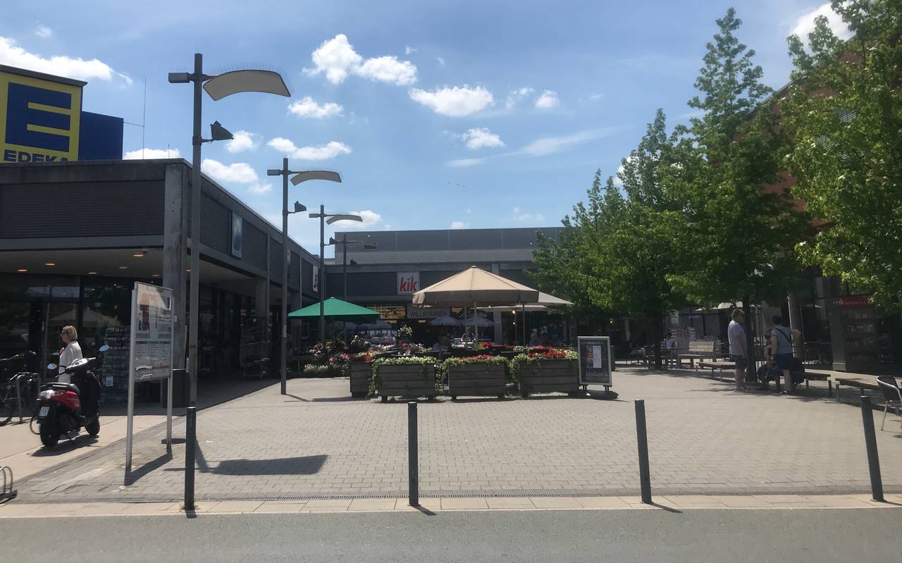 Die Neue Mitte in Haarzopf mit vielen Läden, wie Edeka in Essen.