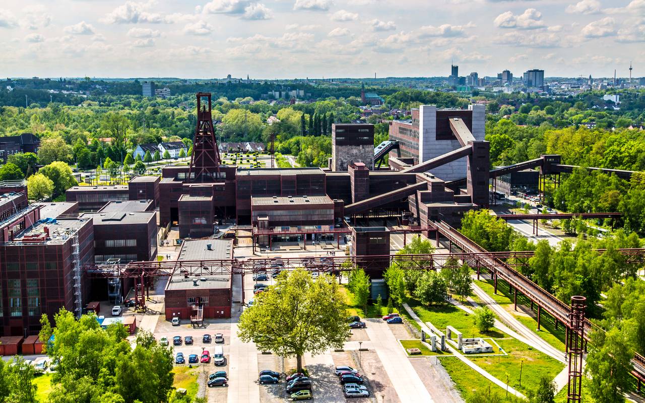 Das Zechengelände von Zollverein in Essen Stoppenberg von oben mit den vielen braunen Zechentürmen.