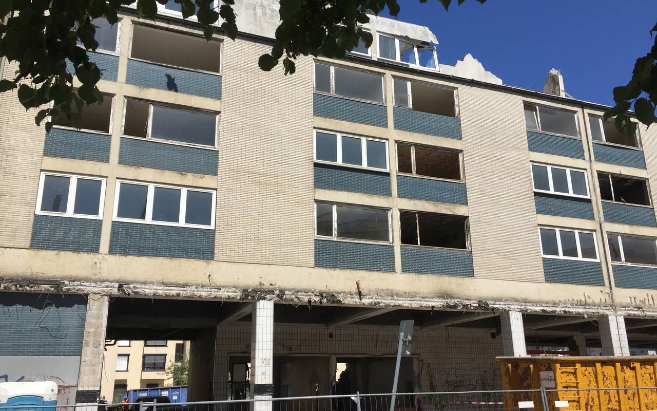 Schimmi's Garage im Westviertel von Essen ist ein weißes Kachelhaus mit blauen Kacheln unter jedem Fenster. Es sieht sehr heruntergekommen aus.