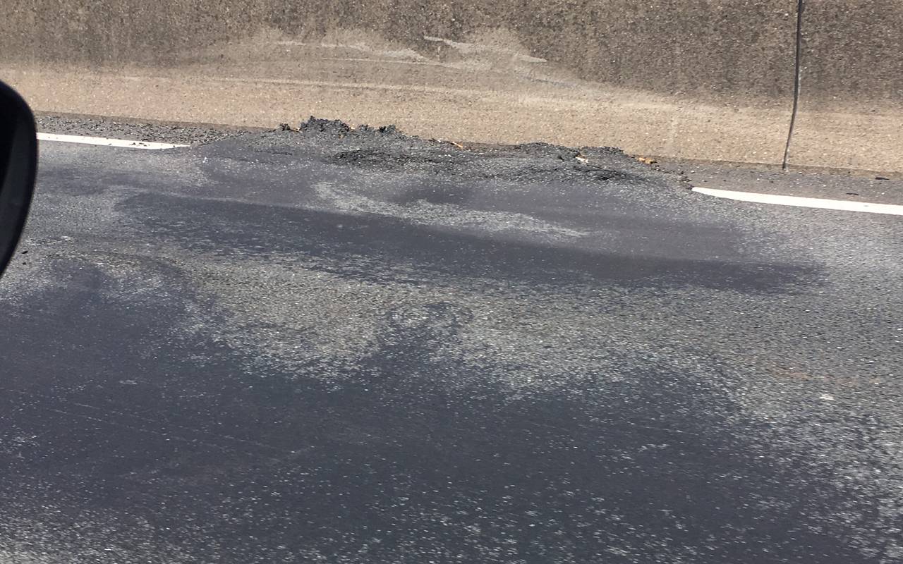 Dicke graue Dellen in der Fahrbahn der A40 bei Essen-Frillendorf.