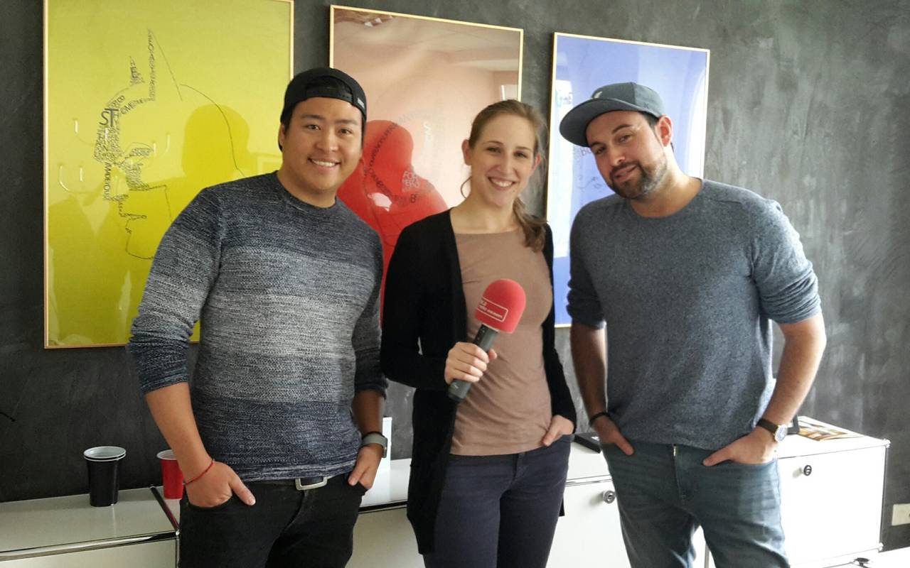 Chuong Nguyen und Genia Lewitzki und Larissa Schmitz von Radio Essen im Interview in einem Büro.