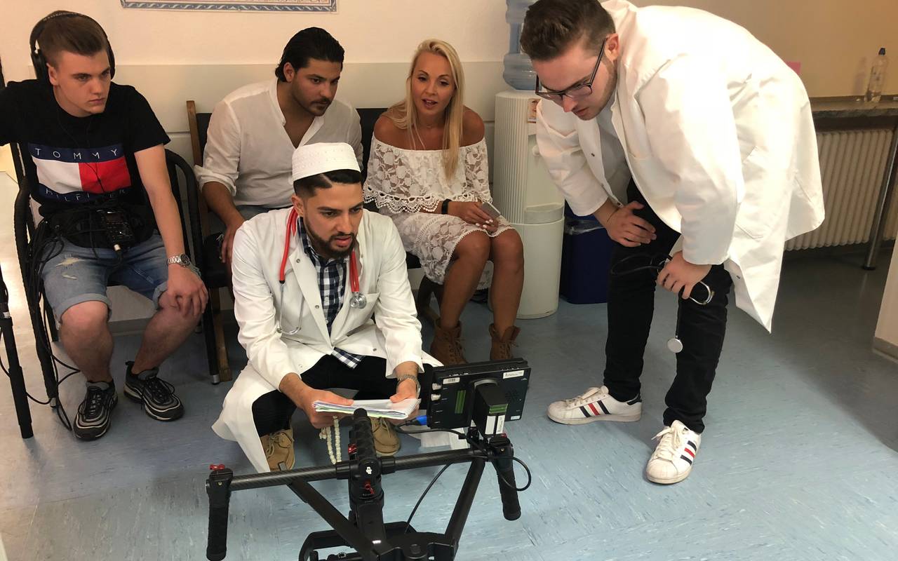 Der YouTuber Younes Jones aus Essen dreht mit Freunden eine Arzt-Parodie für YouTube.