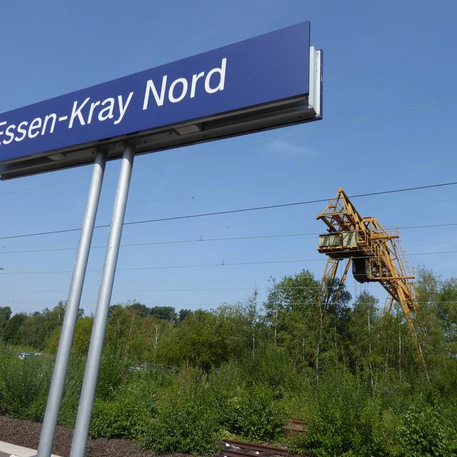 Das blaue Schild mit weißer Schrift zeigt den Bahnhof Essen-Kray Nord an