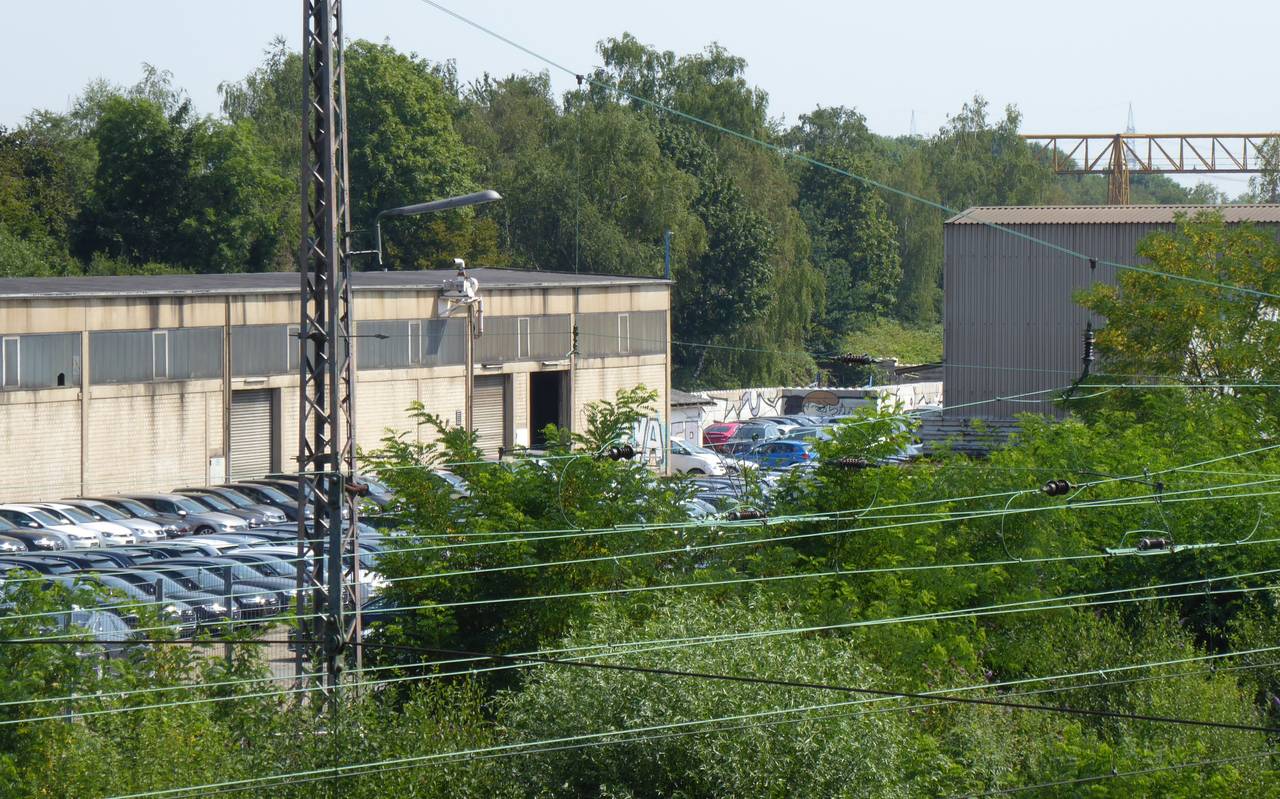 Der ehemalige Recyclinghof Richter in Kray mit vielen parkenden Autos.