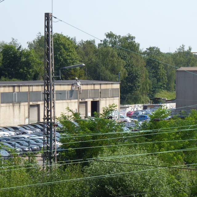 Der ehemalige Recyclinghof Richter in Kray mit vielen parkenden Autos.