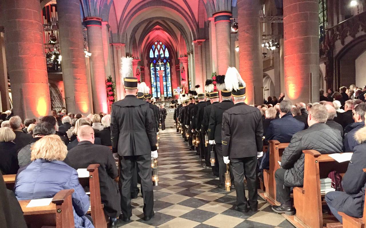 Bergmänner im Essener Dom zum Abschied der Steinkohle