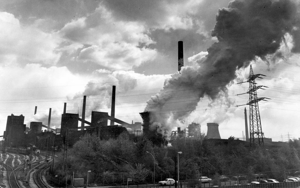 Die Zeche Zollverein in vollem Betrieb zu den Hochzeiten des Steinkohlebergbaus in Essen.