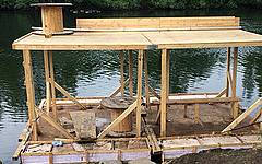 Ein verlassenes Floß auf der Ruhr.