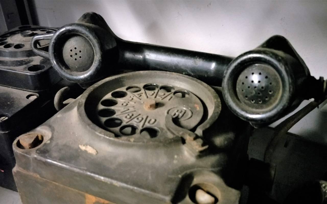 Altes Bergbau-Telefon eingestaubt mit Wählscheibe in einem Regal