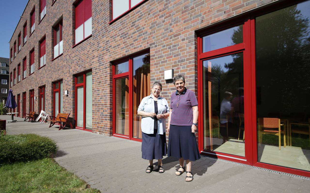 Zwei Ordensschwestern vor dem Kloser in Schönebeck