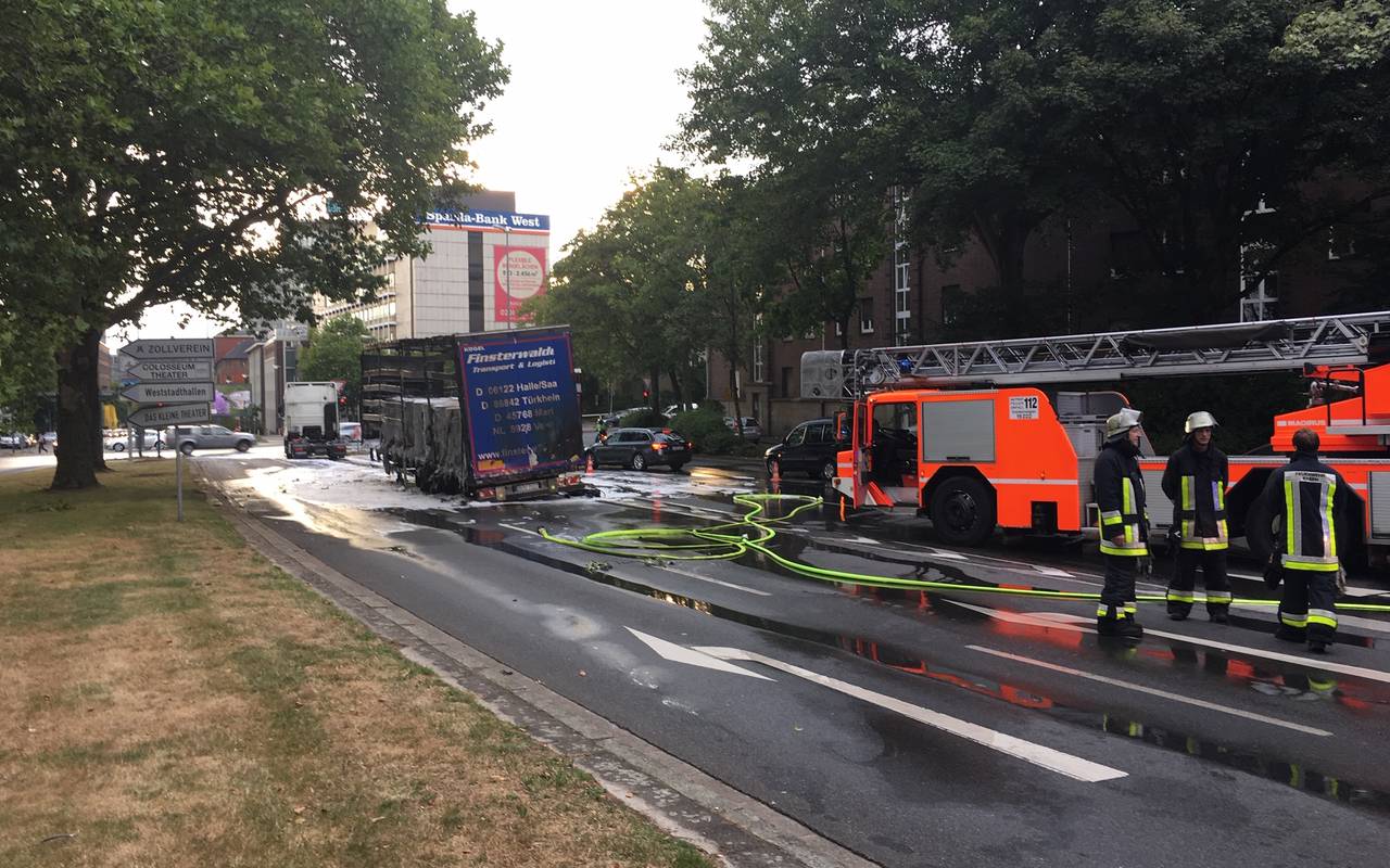 Ausgebrannter LKW auf der Friedrichstraße