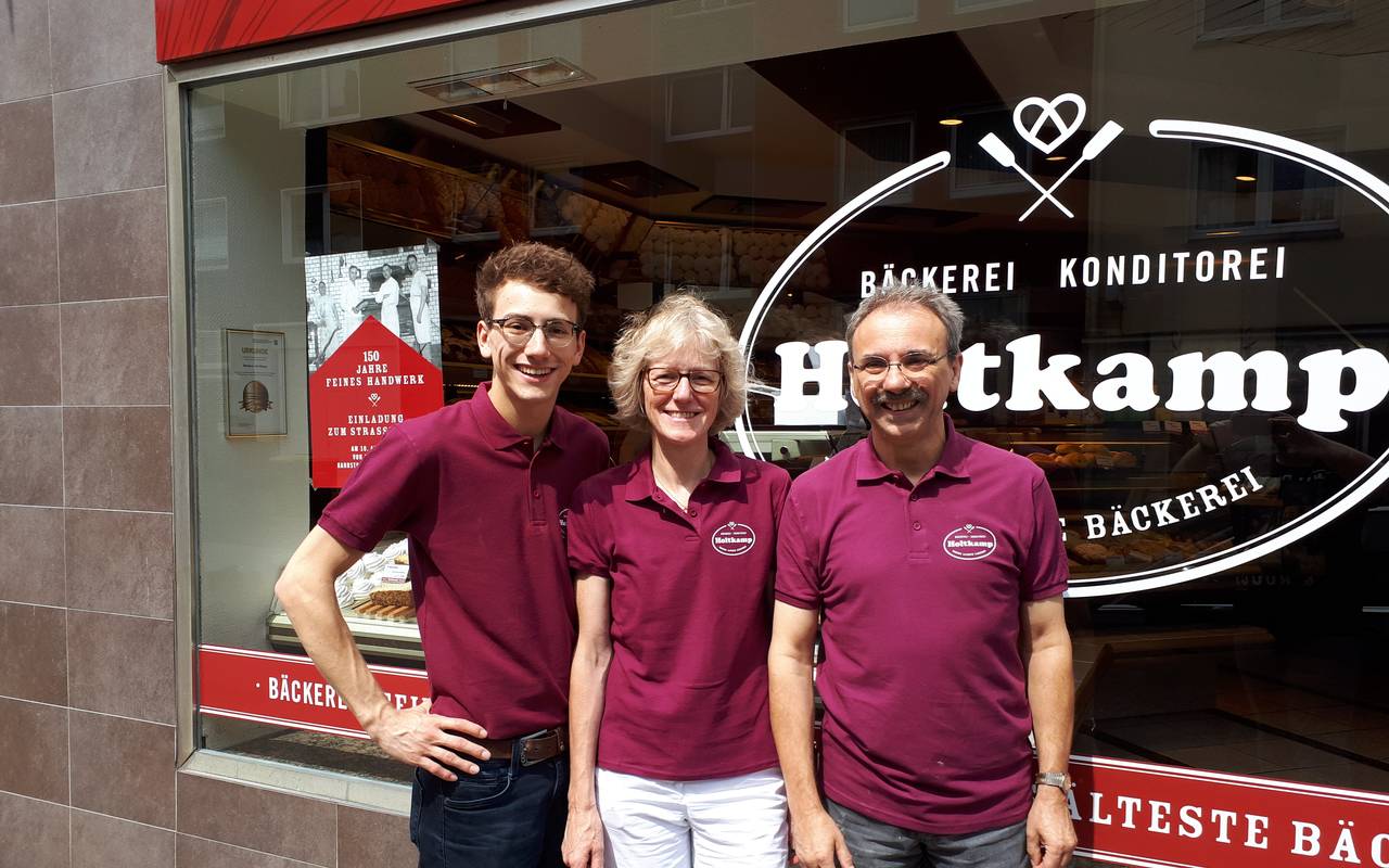 Familie Holtkamp vor ihrem Betrieb