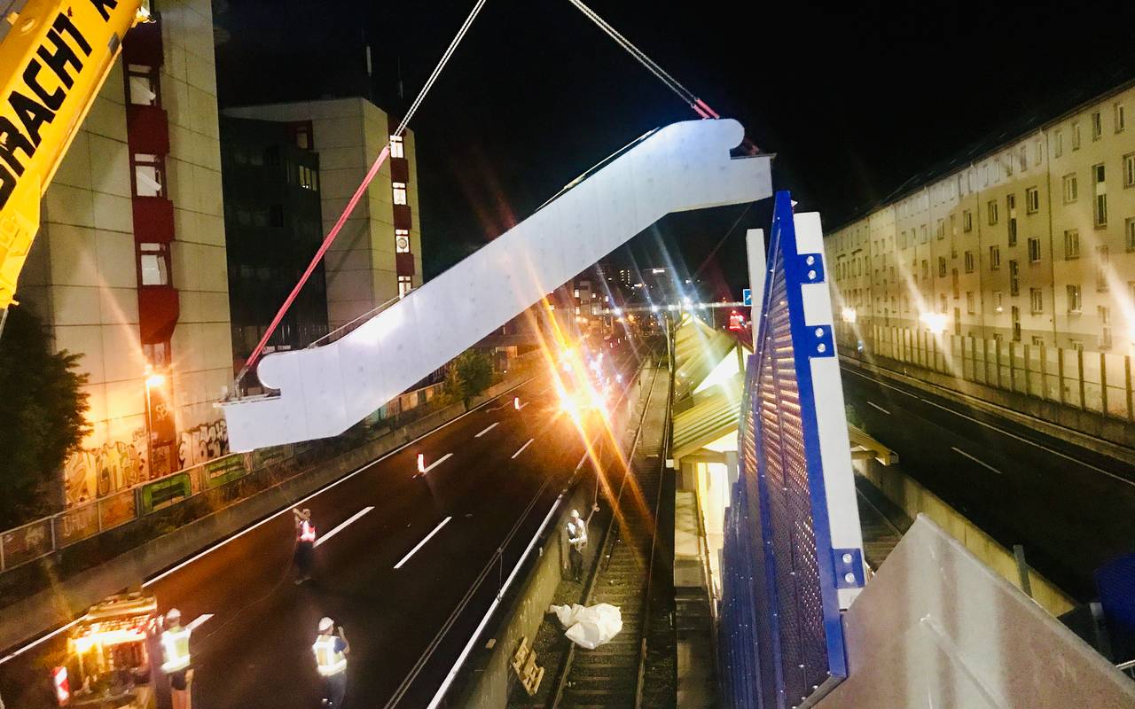 Ein Kran hebt in Holsterhausen auf der Autobahn eine Rolltreppe an die richtige Stelle