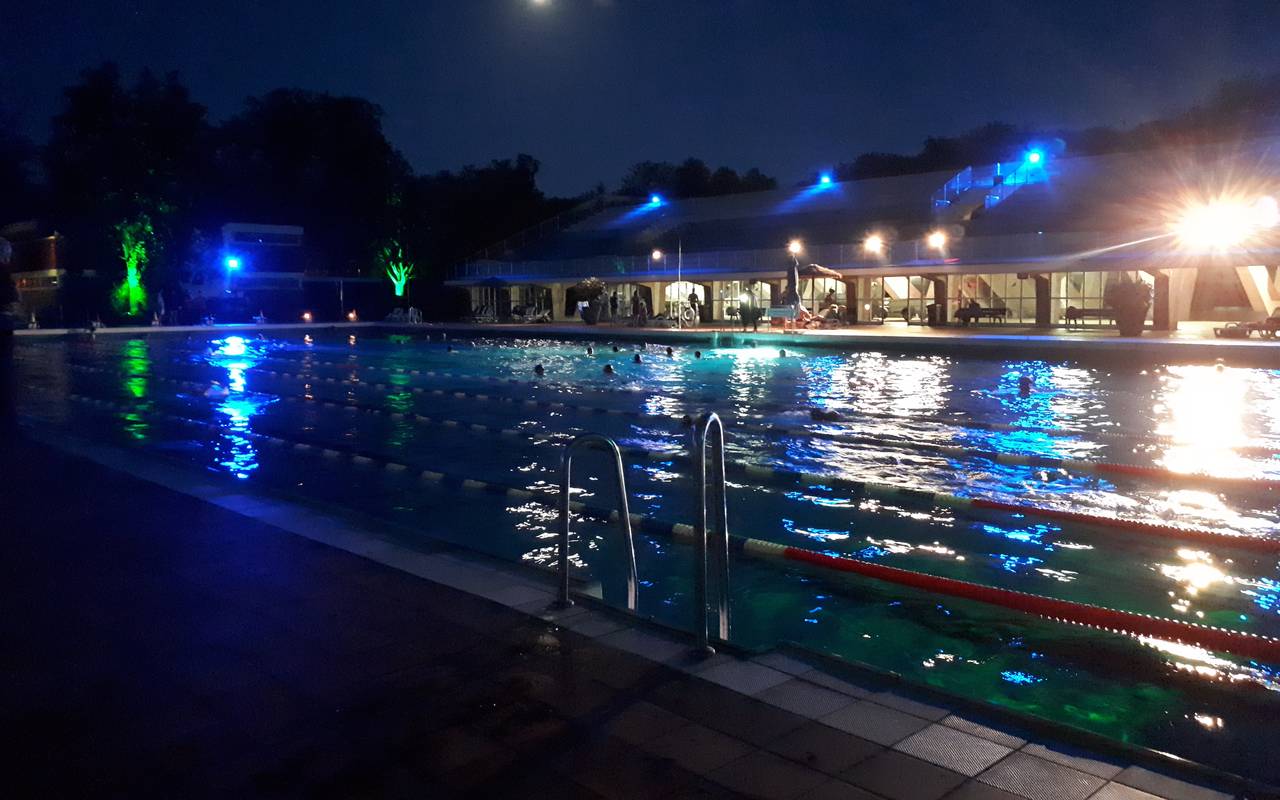 Sportbecken Grugabad bei Nacht