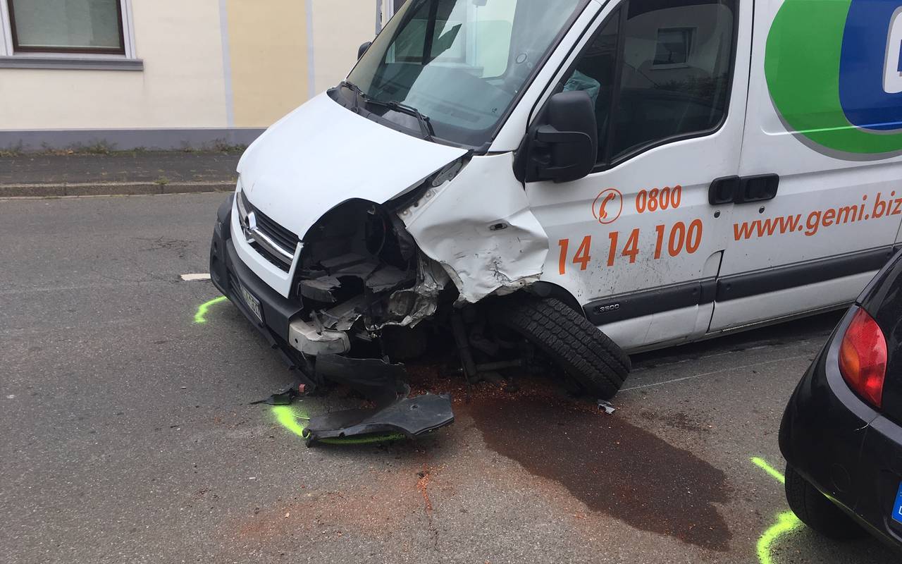 Das Auto weist große Schäden vorne links am Kotflügel auf. Das Rad ist komplett abgerissen worden.