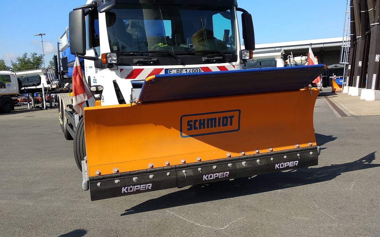 Mit dem drei Meter großen Schneepflug räumen die Entsorgungsbetriebe im Winter den Schnee von der Straße