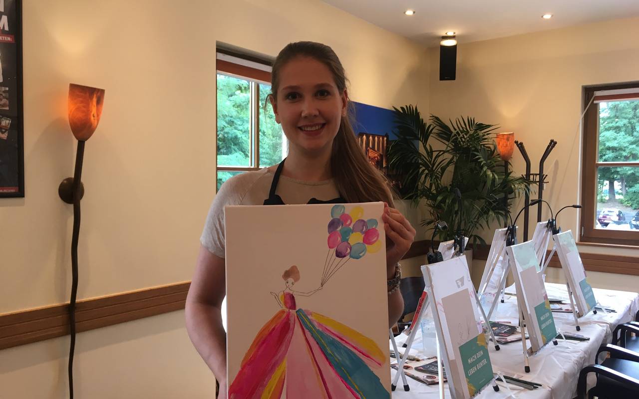 Künsterlin Linda Dörner zeigt ihr Balloon Girl.