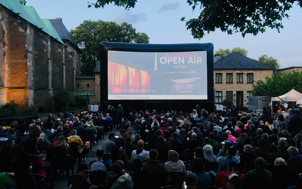 Atmosphäre aus dem letzten Jahr: Neben dem Essener Dom ist eine große Leinwand aufgebaut, auf der die Filme gezeigt werden.