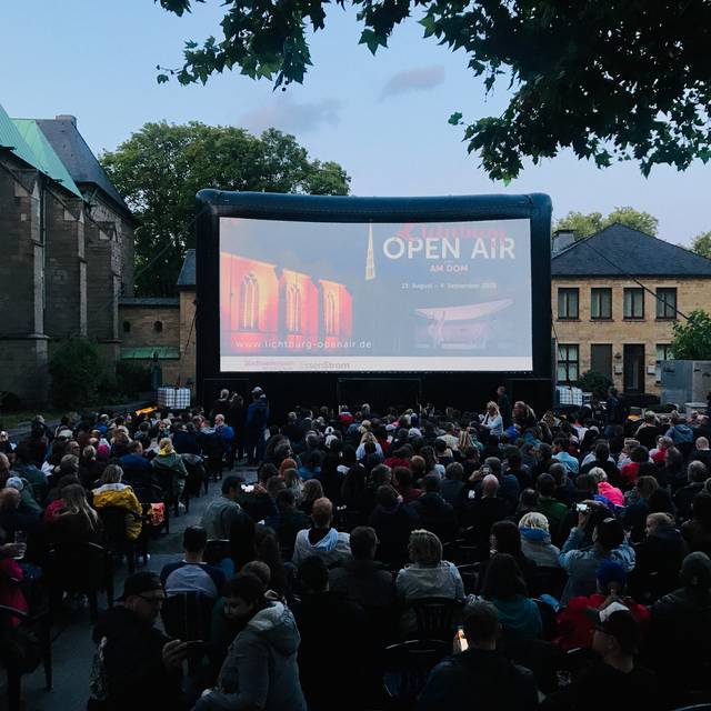 Atmosphäre aus dem letzten Jahr: Neben dem Essener Dom ist eine große Leinwand aufgebaut, auf der die Filme gezeigt werden.