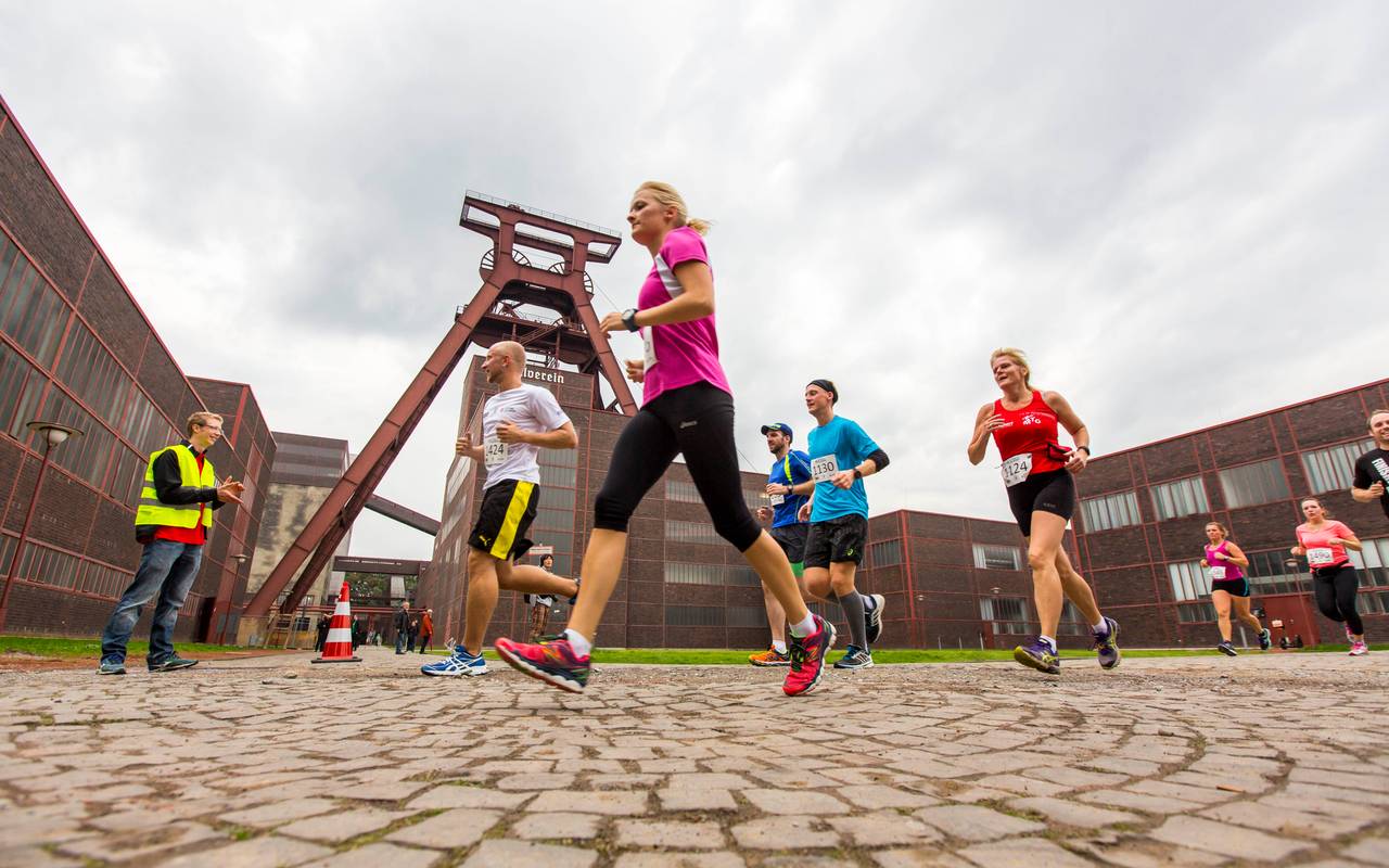 Läufer in Sportkleidung auf Zollverein.