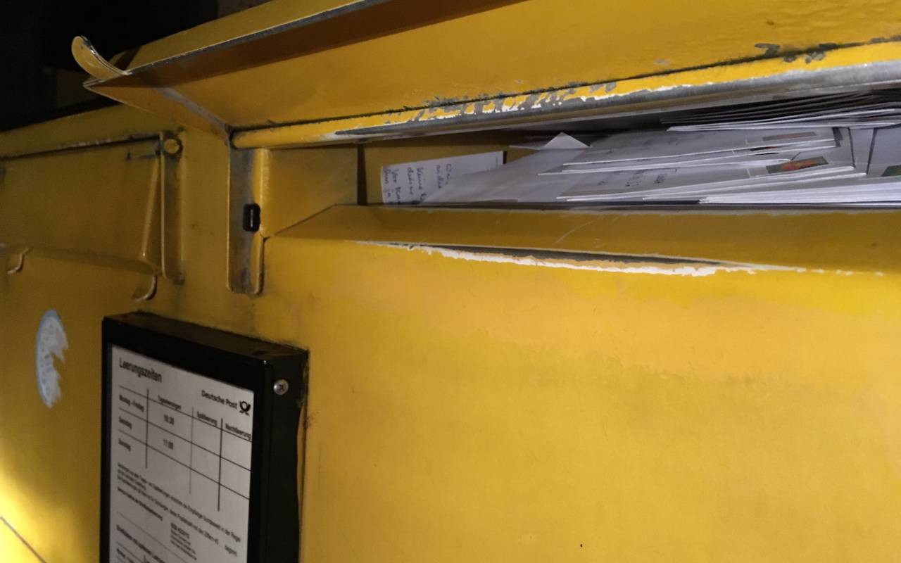 Überfüllter Briefkasten in Essen-Holsterhausen