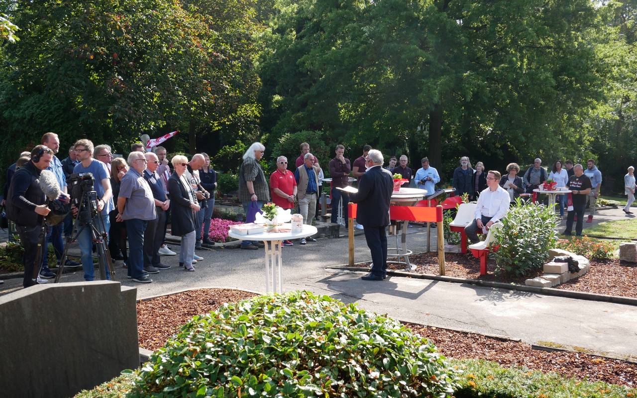 Einweihung des RWE-Fanfriedhofs auf dem Matthäusfriedhof in Borbeck