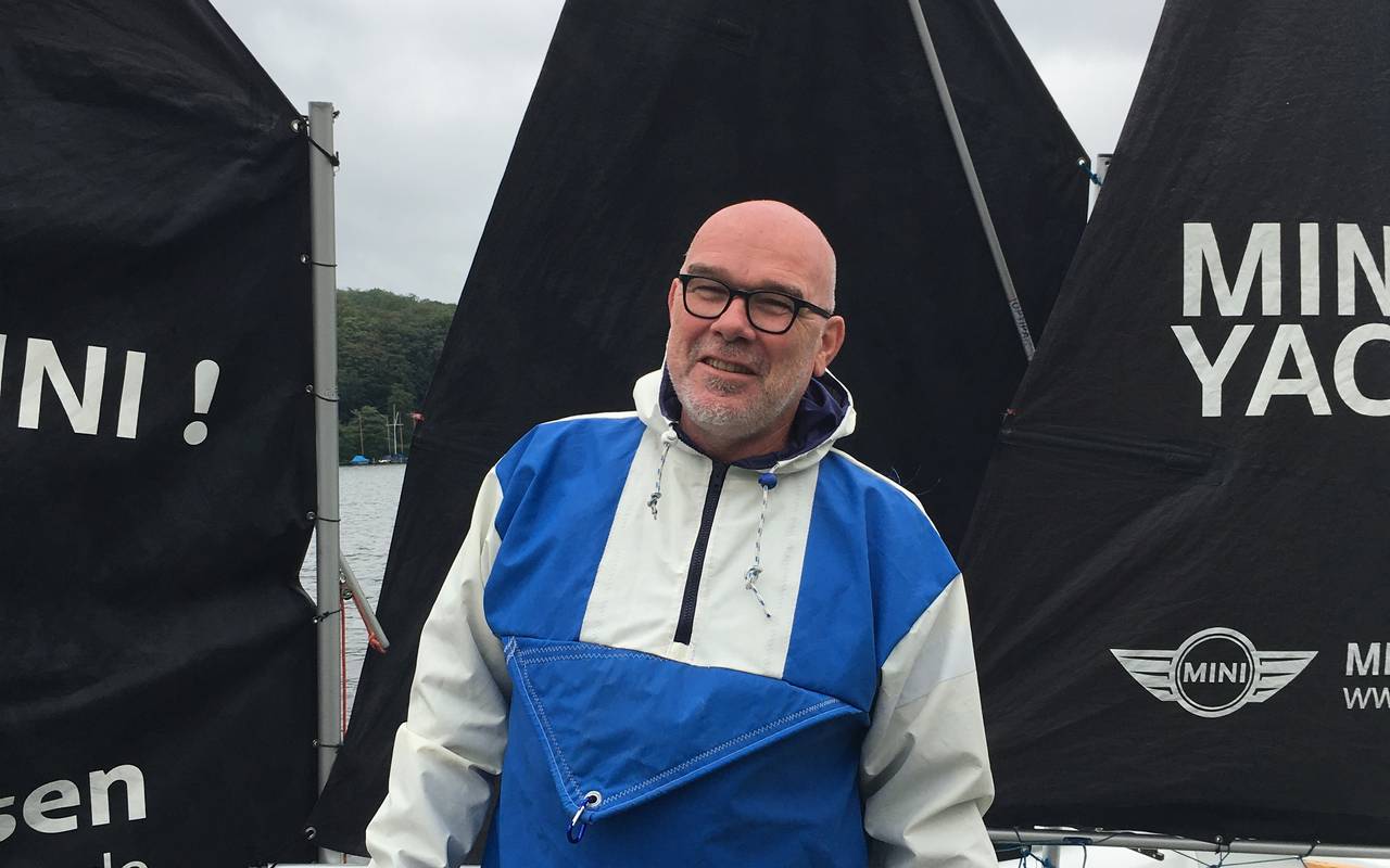 Jörg Bosak vor den Booten