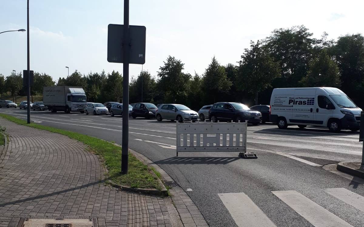 Kaum sind die Sperrstellen für die Bombenentschärfung im Nordviertel zu, gibt es Stau. Hier Berthold-Beitz-Boulevard Ecke Pferdebahnstraße.